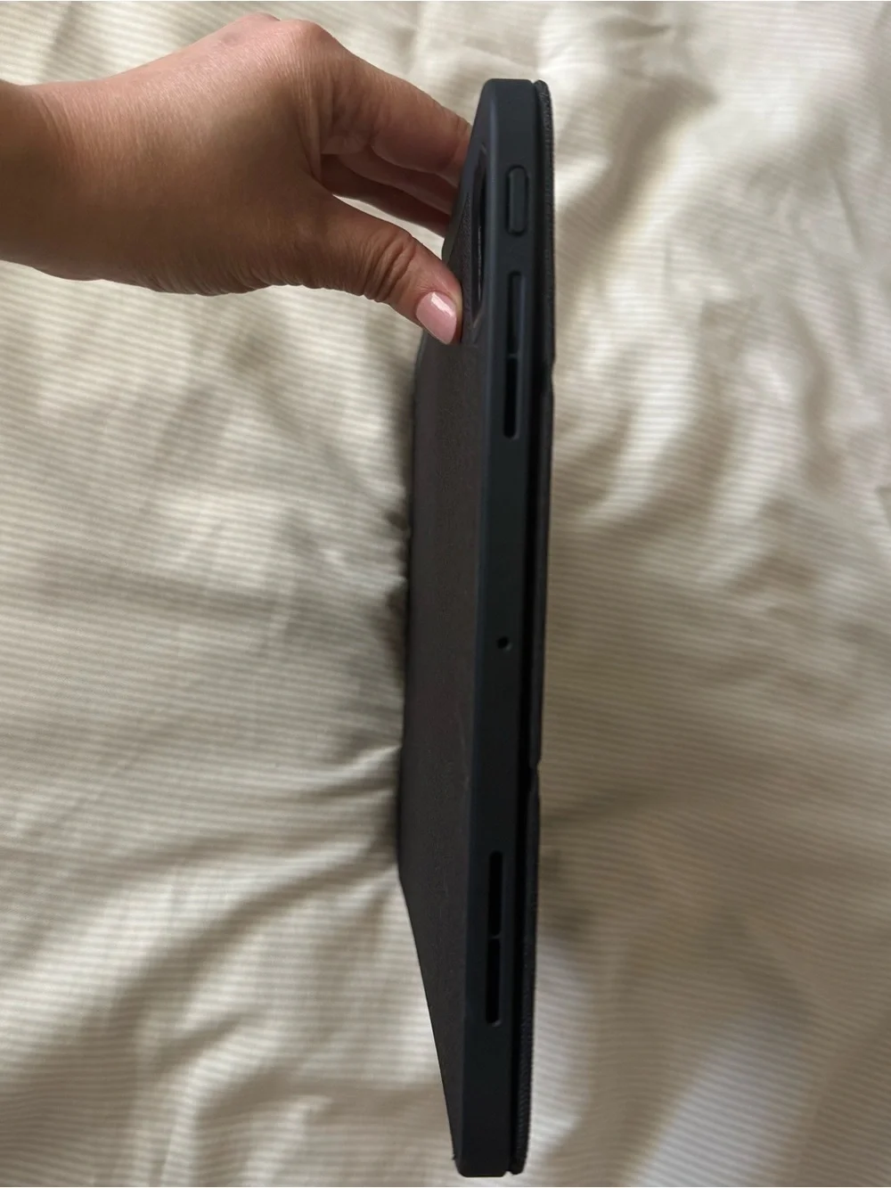 Spigen : iPad Pro 11-inch Case Black Slim Magnetic Tablet Cover - Tri-Fold Folio